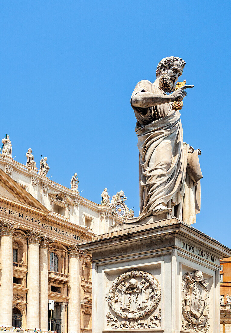 Die Statue des Heiligen Petrus mit komplizierten Details der Basilika in Rom,Italien.