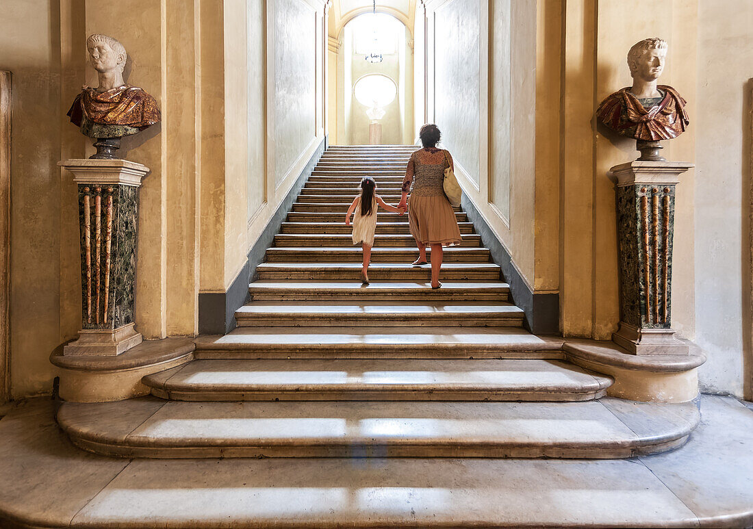 Rom,Italien,22. Juli 2017,Eine Mutter und ihre Tochter erklimmen die große Treppe der Galerie Doria Pamphili und genießen ihren Besuch in Rom,Italien.