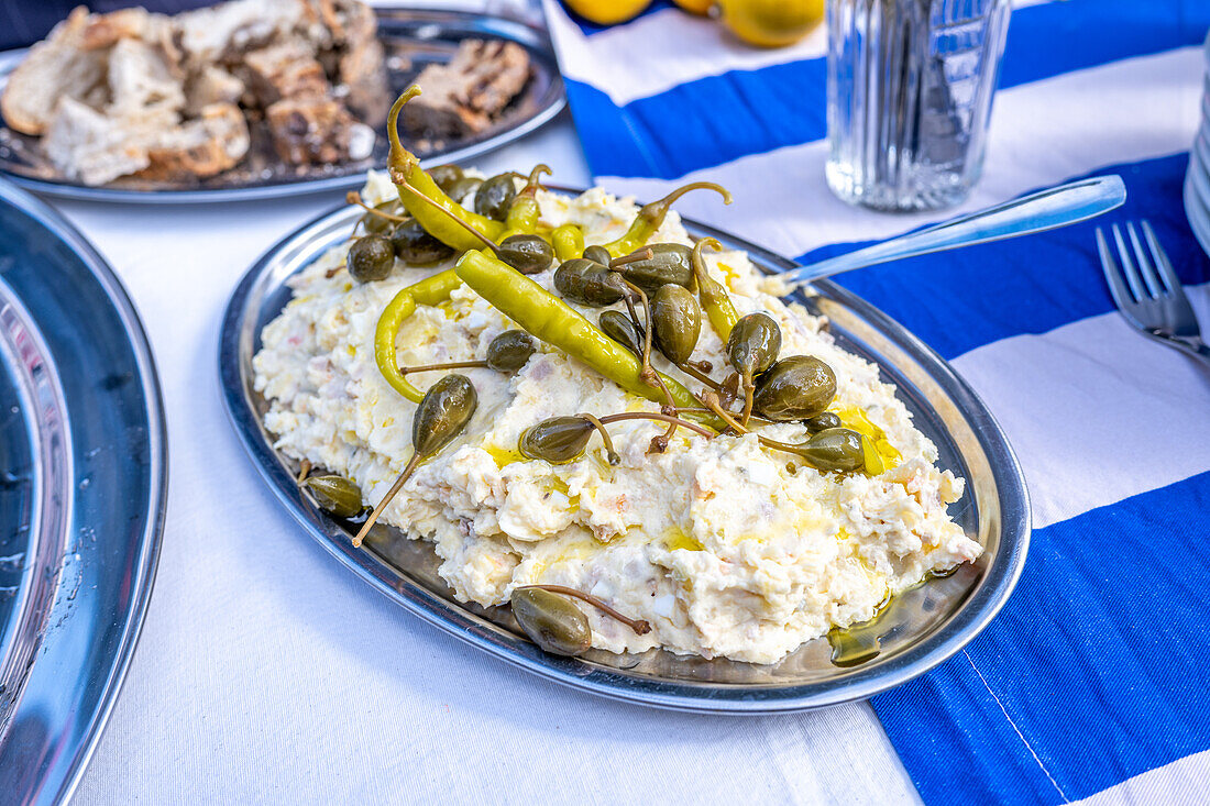 Nahaufnahme einer traditionellen ensaladilla rusa,garniert mit Paprika und Kapern,die auf einem festlichen Tisch während einer Hochzeitsfeier in Malaga,Spanien,präsentiert wird.