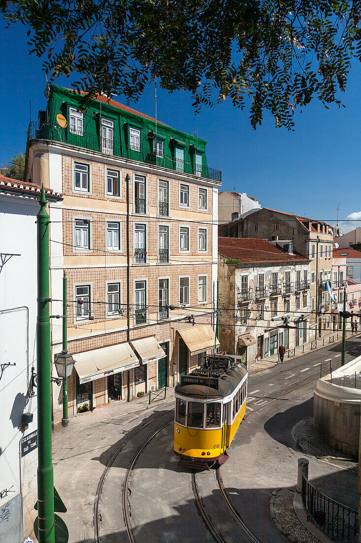 Erkunden Sie die lebhaften Straßen von Alfama,wo historische Gebäude die Straße Escolas Gerais unter einem klaren blauen Himmel säumen.