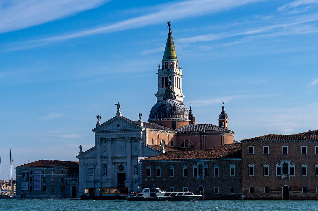 Die Benediktinerkirche und der Glockenturm von San Giorgio Maggiore entlang des Giudecca-Kanals in Venedig,Italien.