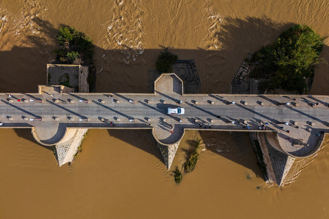 Luftaufnahme der Steinernen Brücke (Puente de Piedra),Zaragoza,Spanien