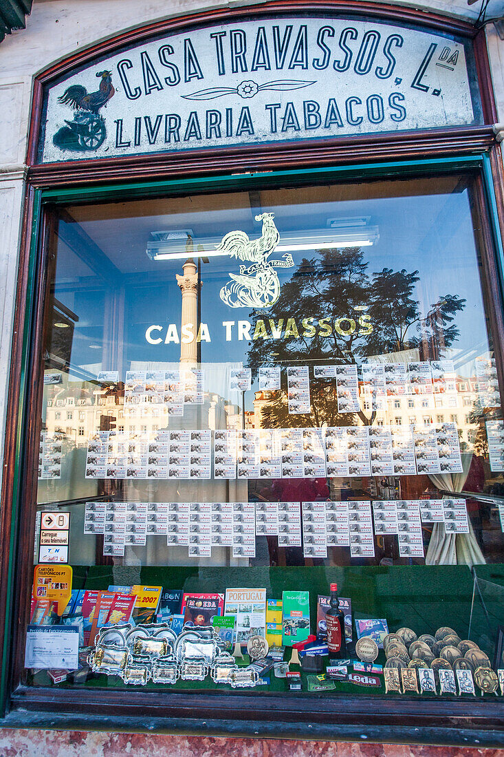 Lissabon,Portugal,1. März 2007,Das Schaufenster mit Lottoscheinen und Tabakwaren im Herzen von Lisbons historischem Viertel Baixa versprüht Nostalgie.