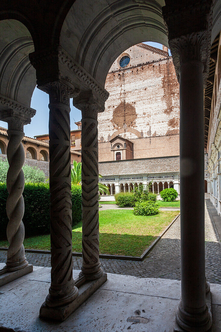 Rom,Italien,22. Juli 2017,Der ruhige Kreuzgang des Lateran zeigt elegante Bögen und üppiges Grün und unterstreicht die friedliche Atmosphäre dieser historischen Stätte.