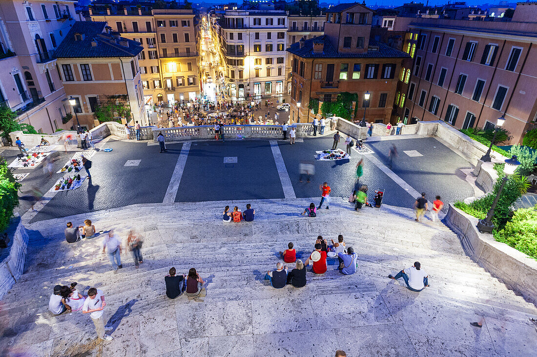 Rom,Italien,22. Juli 2017,Die Spanische Treppe erwacht in der Abenddämmerung zum Leben und ist voller Besucher,die die Atmosphäre und Schönheit Roms genießen.