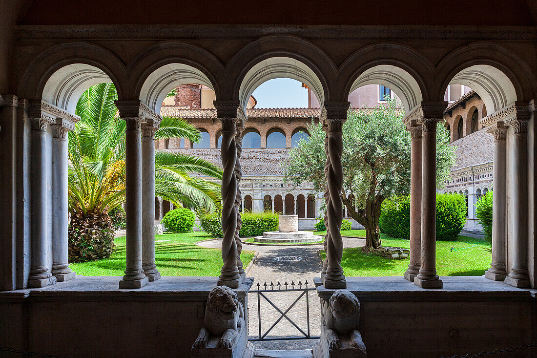 Rom,Italien,22. Juli 2017,Der ruhige Kreuzgang des Lateran zeigt elegante Bögen und üppiges Grün,die die friedliche Atmosphäre dieser historischen Stätte unterstreichen.