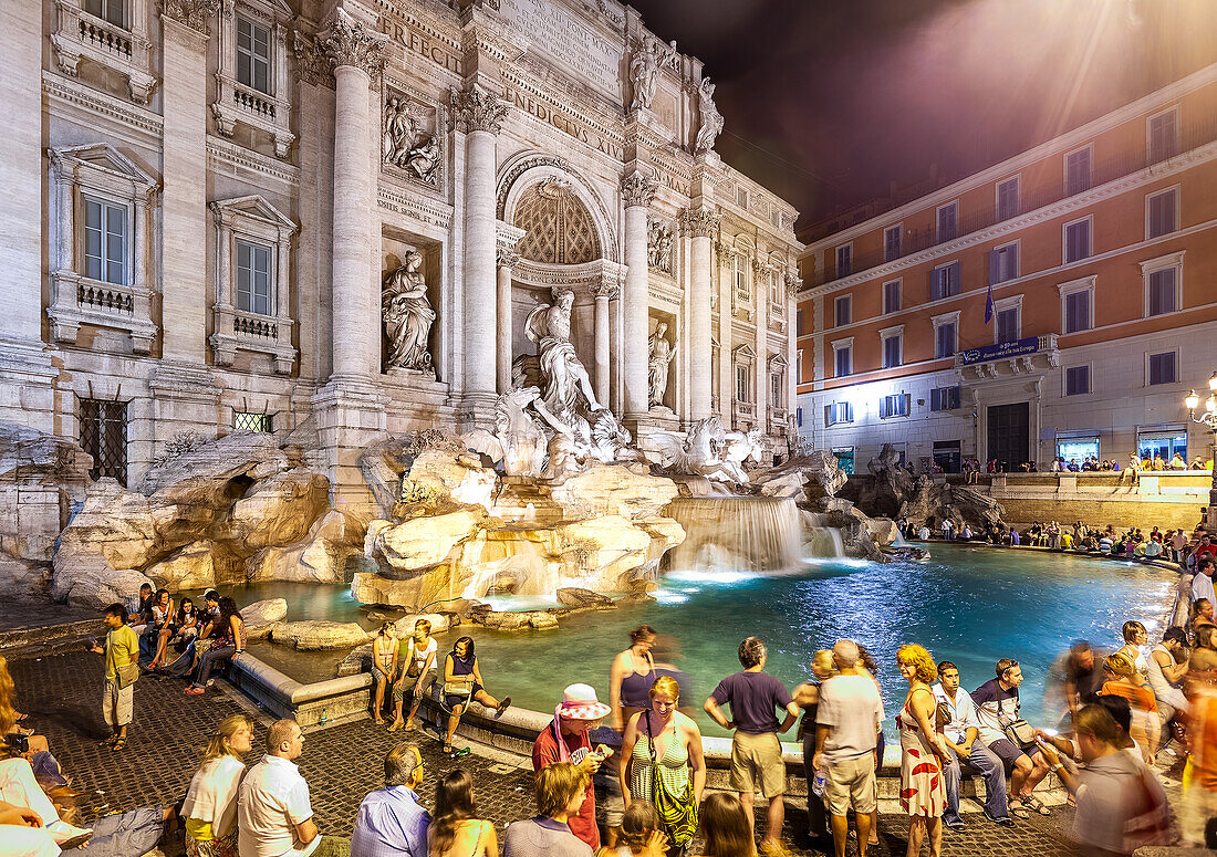 Rom,Italien,Juli 2017,Besucher füllen den Trevi-Brunnen und genießen die magische Atmosphäre des nächtlichen Roms.