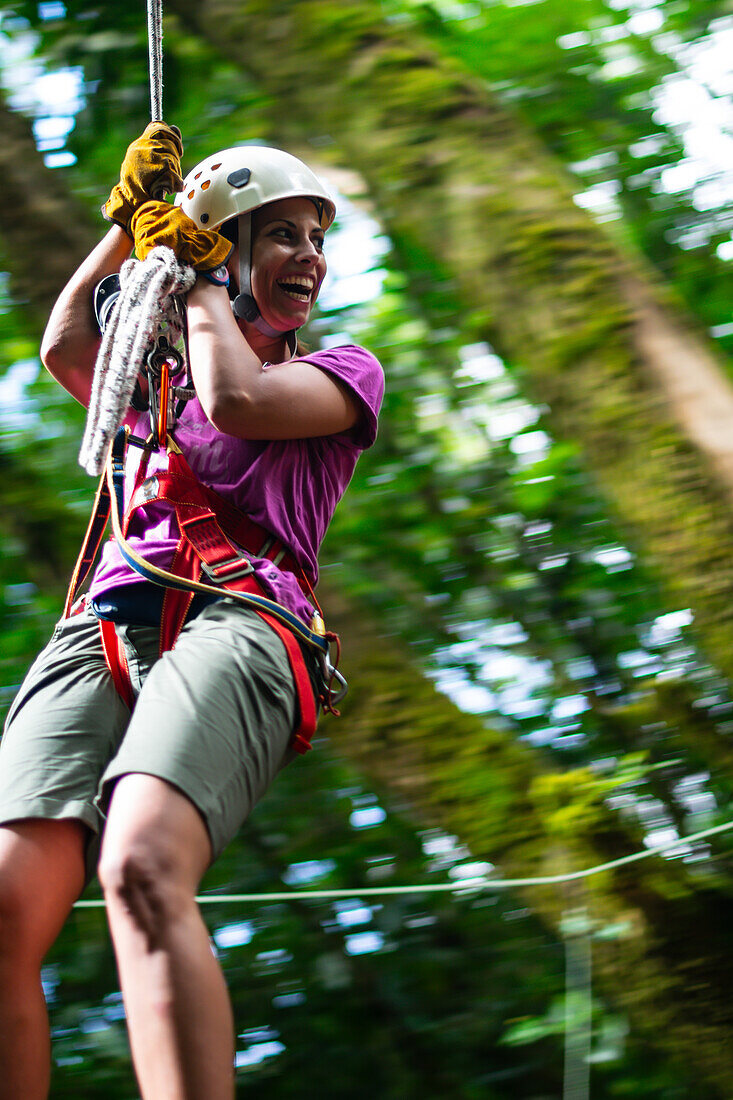 Junge kaukasische Frau hat Spaß bei einer Canopy-Tour in Costa Rica