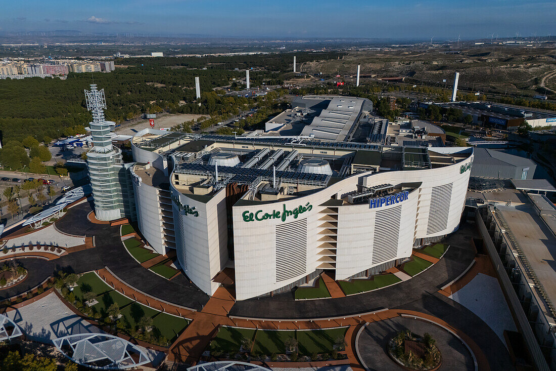 Luftaufnahme der El Corte Ingles-Filiale und des HiperCor-Supermarkts im Einkaufszentrum Puerto Venecia,Zaragoza,Spanien