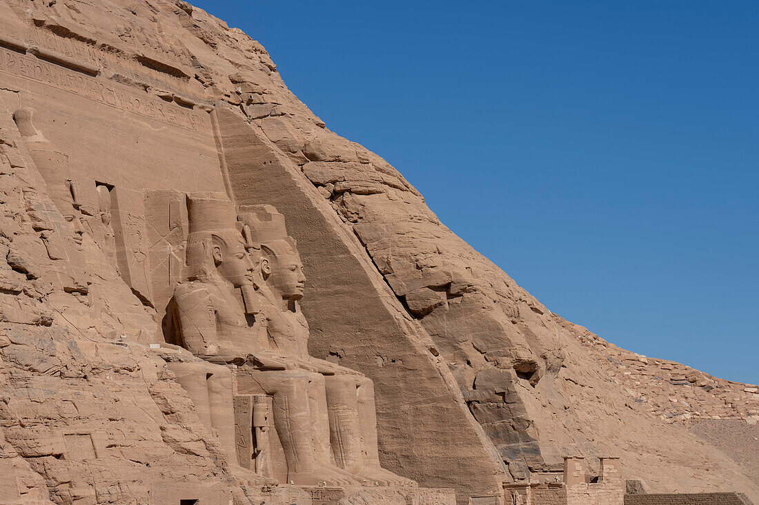 Kolossale Statuen von König Ramses II.,Abu Simbel,Ägypten.