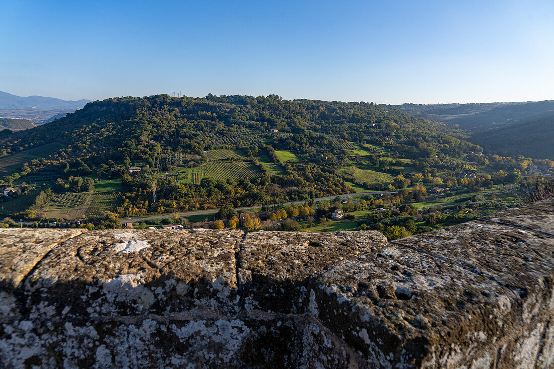 Blick auf die umliegende Landschaft vom Inneren der Fortezza Albornoz,einer Festung auf einem Hügel in Orvieto,Italien.