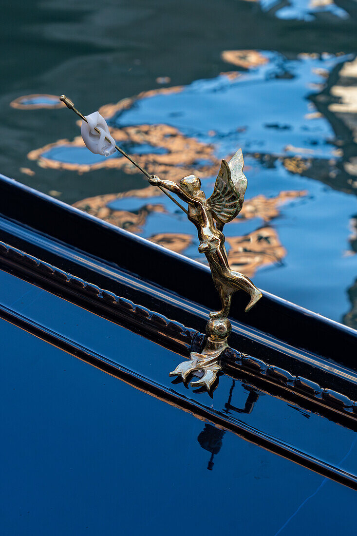 Detail der traditionellen Dekoration einer Gondel in Venedig,Italien,mit einem kleinen Engel aus Messing.