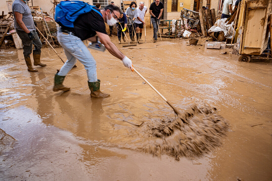 Menschen beim Aufräumen. Auswirkungen des DANA-Hochwassers vom 29. Oktober 2024,Pelayo-Straße,Paiporta,Comunidad de Valencia,Spanien