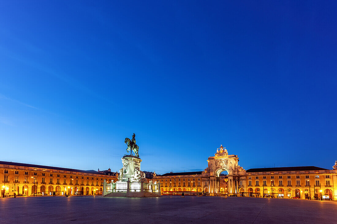 Entdecken Sie den bezaubernden Praca do Comercio in Lissabon in der Abenddämmerung,wo das Reiterstandbild und die großartige Architektur zum Leben erwachen.