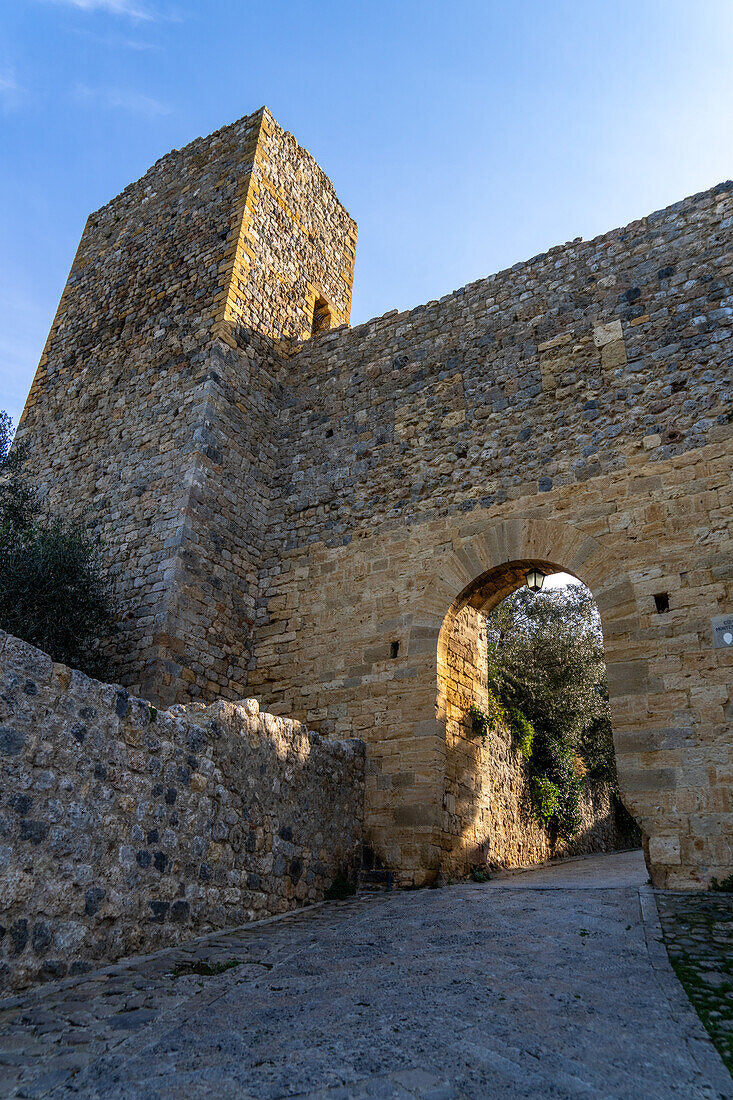 The Porta Fiorentina, a gateway through the wall of the medieval walled town of Monteriggioni, Sienna, Tuscany, Italy.