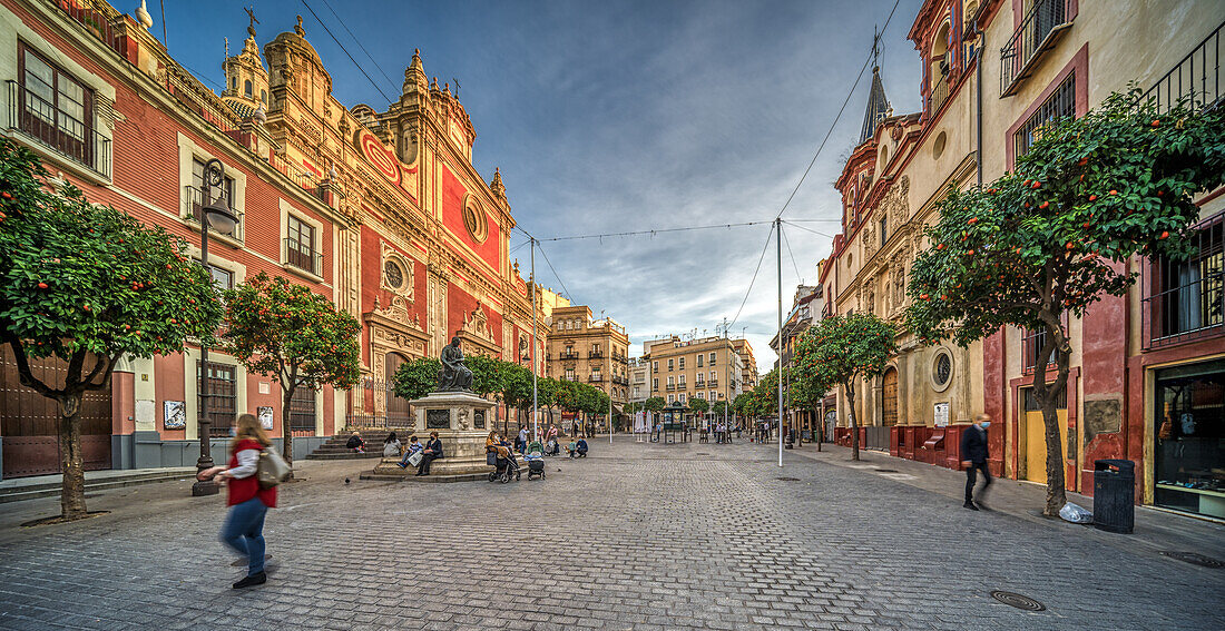 Sevilla,Spanien,28. Januar 2021,Blick auf die Plaza de El Salvador in Sevilla,Spanien,mit der historischen Kirche und der lebendigen Architektur. Der lebhafte Platz ist von Zitrusbäumen umgeben und strahlt eine warme,einladende Atmosphäre aus.