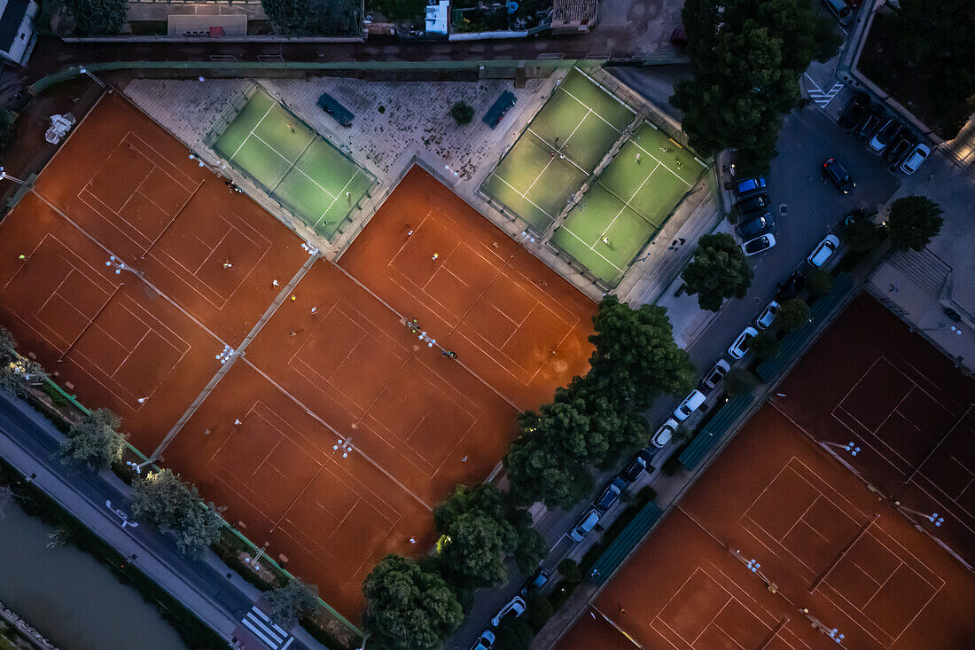 Luftaufnahme von verschiedenen Plätzen in einem Tennis- und Paddelclub