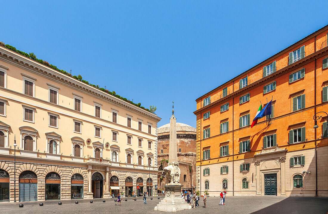 Rom,Italien,Juli 2017,Touristen erkunden den Minerva-Platz und genießen das historische Ambiente mit dem Pantheon im Hintergrund an einem sonnigen Tag in Rom.