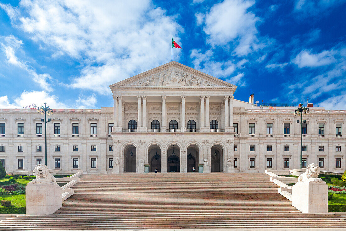 Der Palast Sao Bento,Sitz des portugiesischen Parlaments,erhebt sich stolz im pulsierenden Stadtbild Lissabons unter einem teilweise bewölkten Himmel.