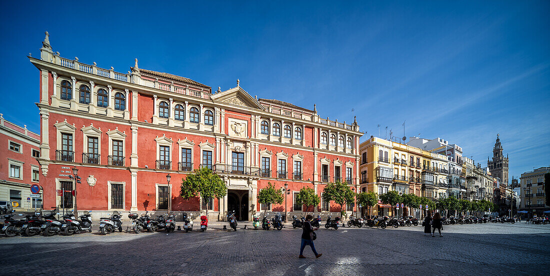 Sevilla,Spanien,28. Januar 2021,Das Gebäude der Real Audiencia erhebt sich majestätisch auf der Plaza de San Francisco in Sevilla und zeigt eine beeindruckende Renaissance-Architektur. Dieses ikonische Stadtbild spiegelt die reiche historische und kulturelle Essenz der Region wider.