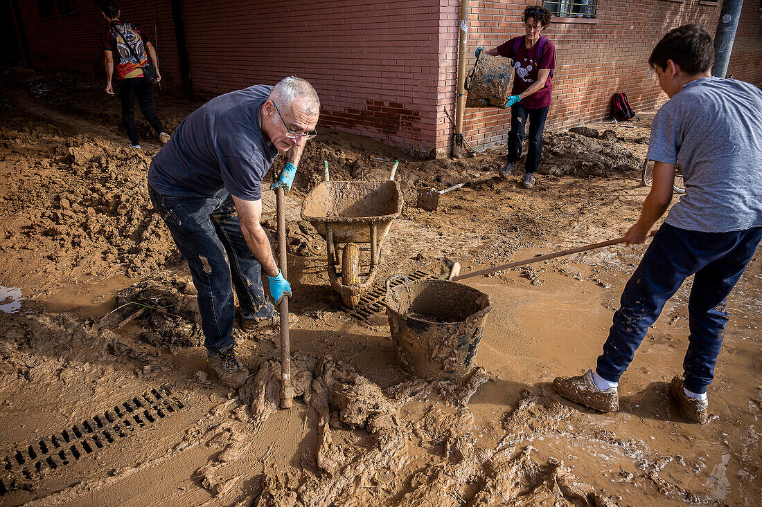 People cleaning. Effects of the DANA floods of October 29, 2024, in Benetusser street, Paiporta, Comunidad de Valencia, Spain