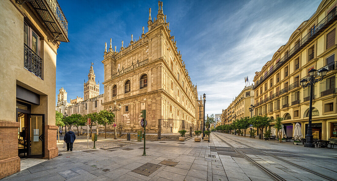 Ein atemberaubender Blick auf die Avenida de la Constitucion in Sevilla,mit der Iglesia del Sagrario,der Catedral und der majestätischen Giralda im Hintergrund. Ein ruhiges und malerisches Stadtbild.