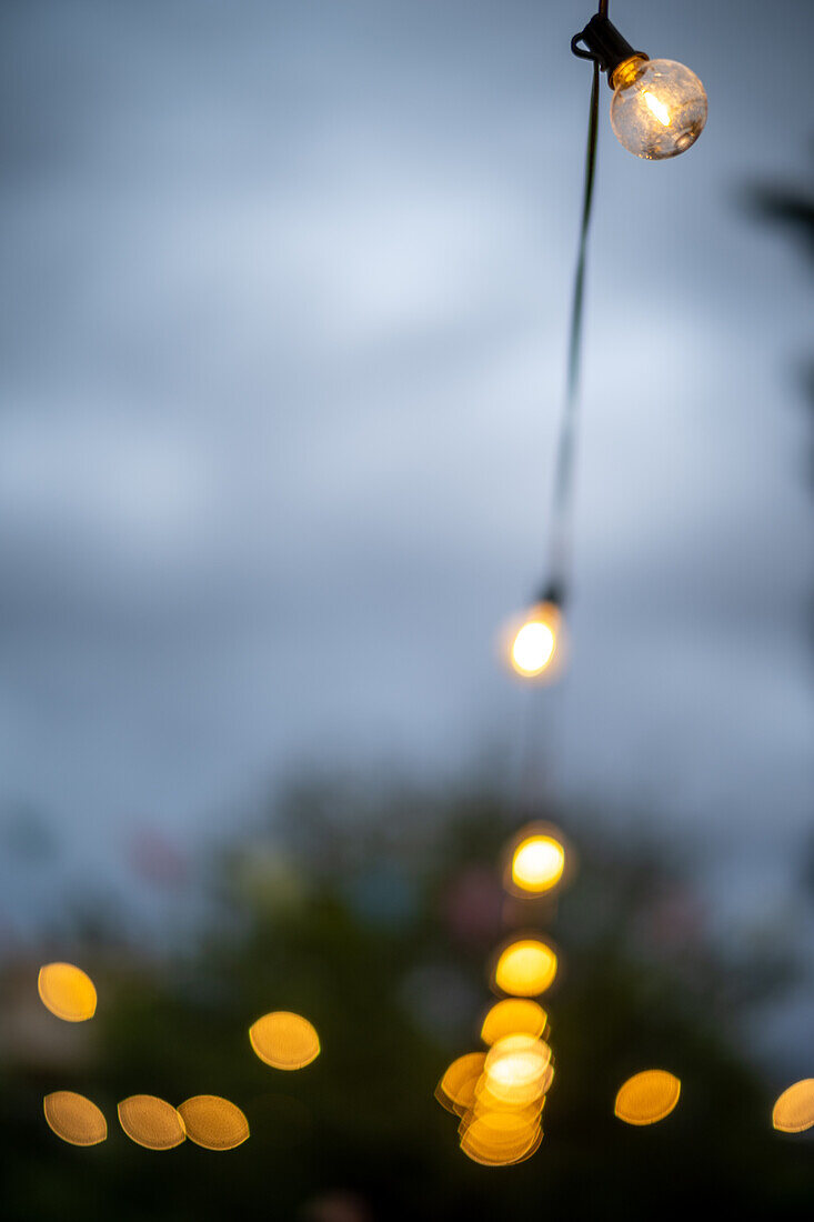 Eine warme Atmosphäre durch leuchtende Lichterketten bei einer Hochzeitsfeier in Malaga,Spanien. Die bezaubernde Beleuchtung schafft eine festliche und romantische Atmosphäre für die abendliche Feier.