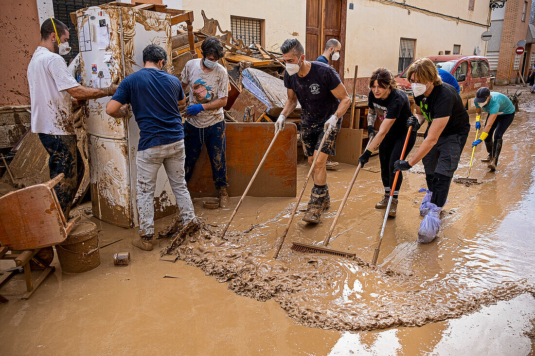 People cleaning. Effects of the DANA floods of October 29, 2024, Convent street, Paiporta, Comunidad de Valencia, Spain