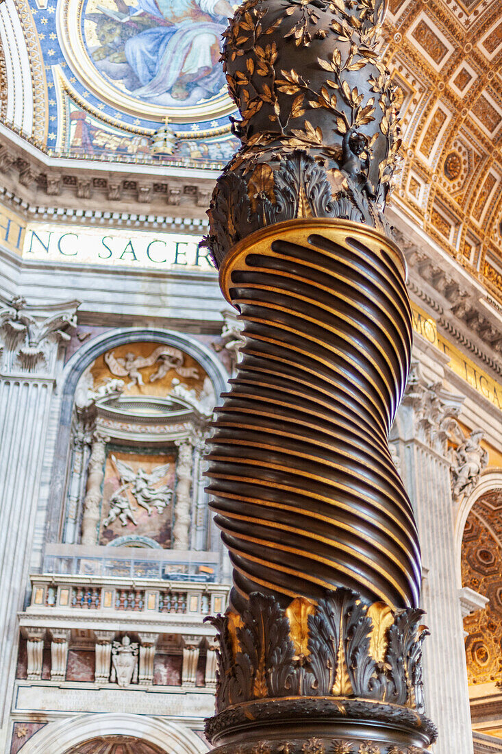 Rom,Italien,22. Juli 2017,Dieses beeindruckende Detail zeigt die verzierte,gedrehte Säule von Bernini im Petersdom,die ein kompliziertes Design und Kunstfertigkeit zeigt.