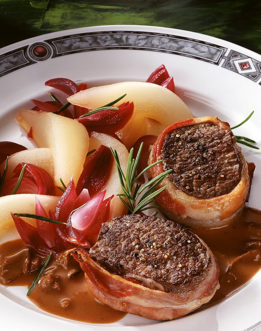 Venison medallions with pears and red onions