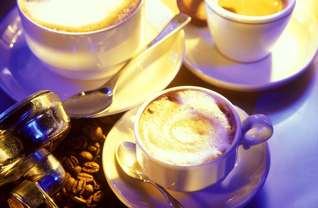 Tasse Cappuccino, Latte Macchiato und Espresso auf dem Tisch