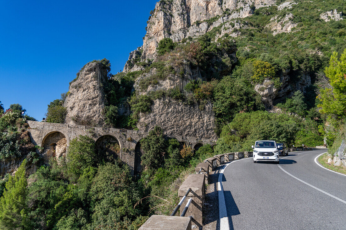 Verkehr auf der Straße der Amalfiküste auf der Halbinsel Sorrent in Italien am Golf von Salerno.