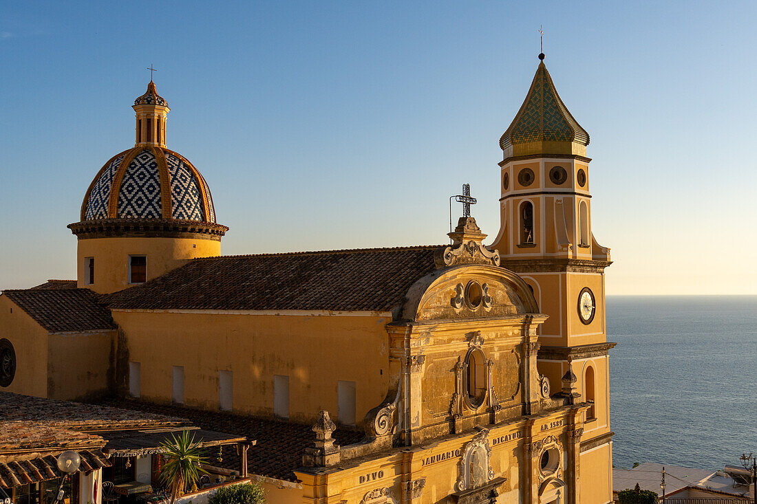 Goldenes Licht bei Sonnenuntergang auf der Kirche San Gennaro in Vettica Maggiore, Praiano, Italien.