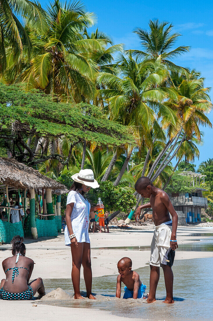 Menschen am Strand Plage de Ti Mouillage in Cayes-de-Jacmel, Cayes de Jacmel, Jacmel, Haiti.