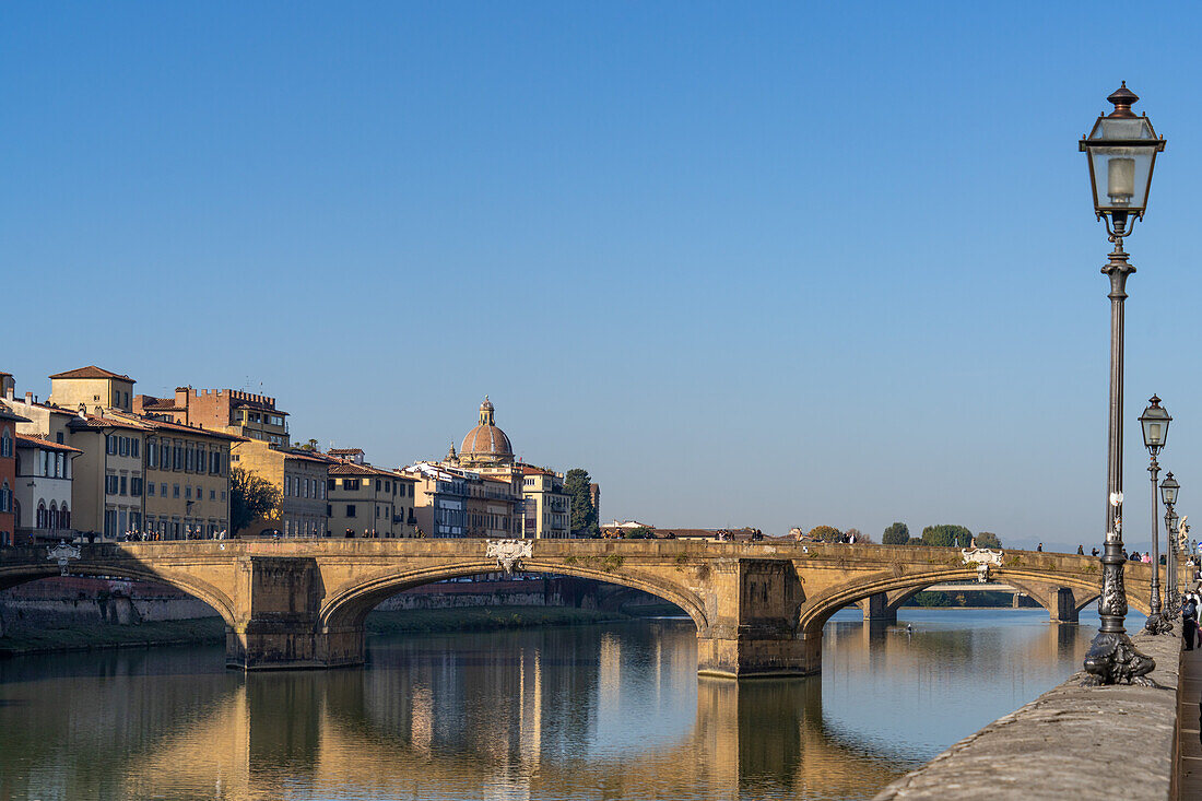 Ponte Santa Trinita oder Brücke der Heiligen Dreifaltigkeit über den Arno in Florenz, Italien. Dahinter befindet sich die Kuppel der Kirche San Frediano in Cestello.