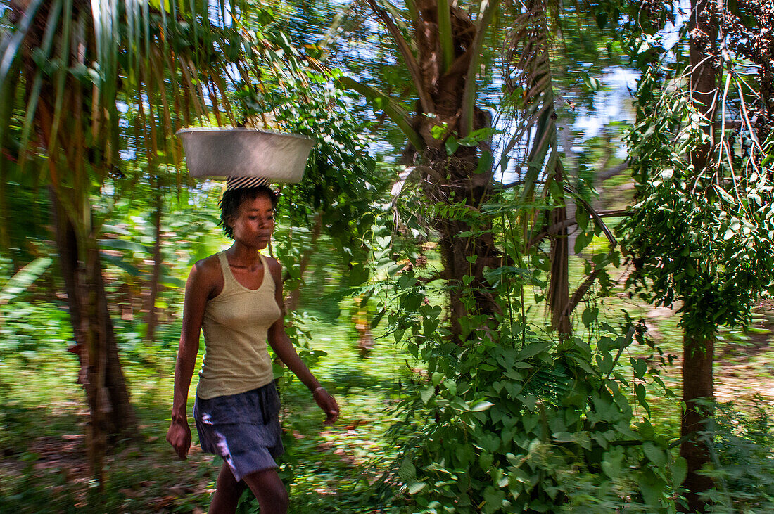 Frau trägt Waren auf der Straße zwischen Bassin Beu und Jacmel, Haiti