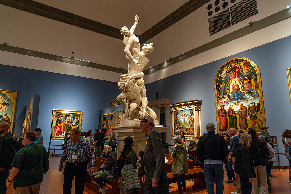 Touristen und die Vergewaltigung der Sabinerinnen von Giambolgna in der Accademia-Galerie in Florenz, Italien.