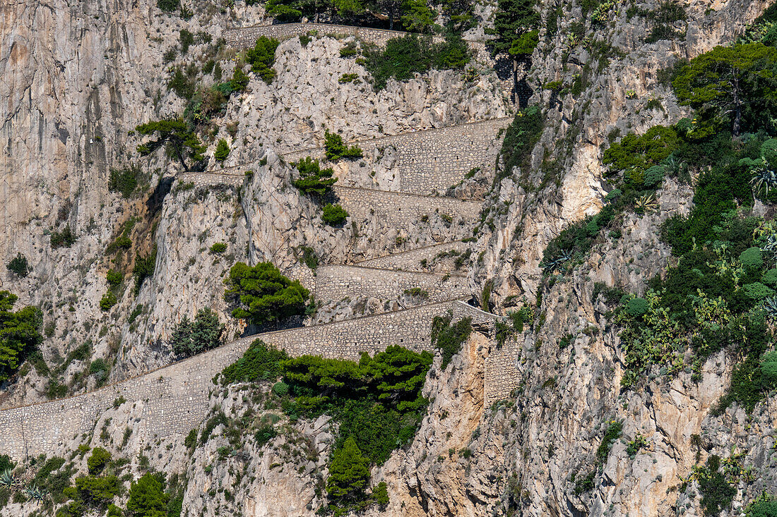 Die gewundenen Serpentinen der Via Krupp auf der Insel Capri, Italien. Der Weg führt von den Gärten des Augustus in Capri hinunter nach Marina Piccola am Meer.