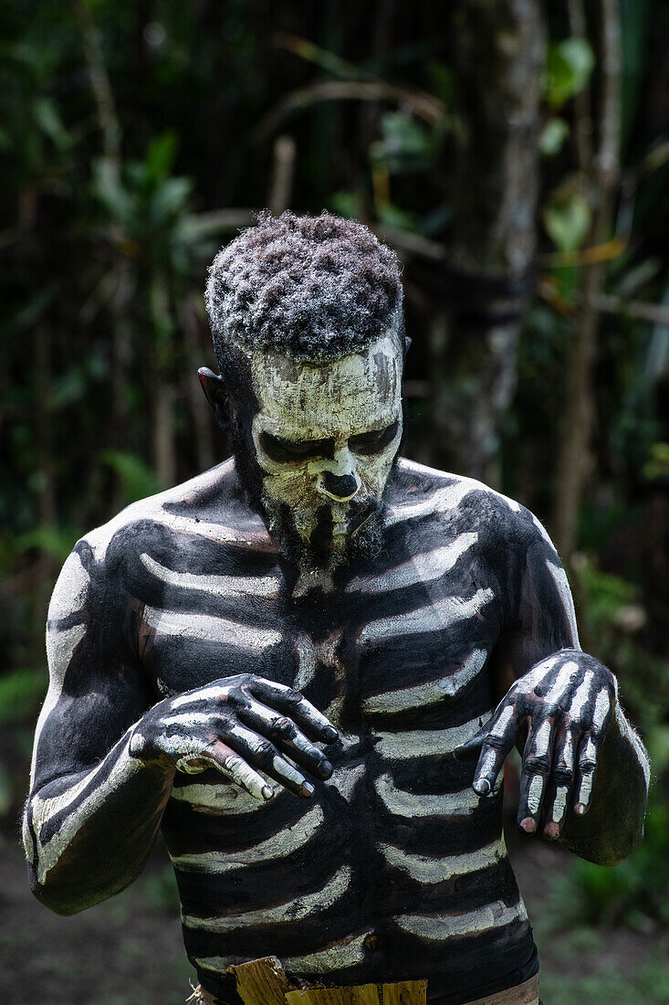 Das Skelett Männer vom Stamm der Omo Bugamo in Papua-Neuguinea bemalen ihre Körper mit schwarzer und weißer Farbe, die das menschliche Skelett nachahmt, Provinz Chimbu, Papua-Neuguinea