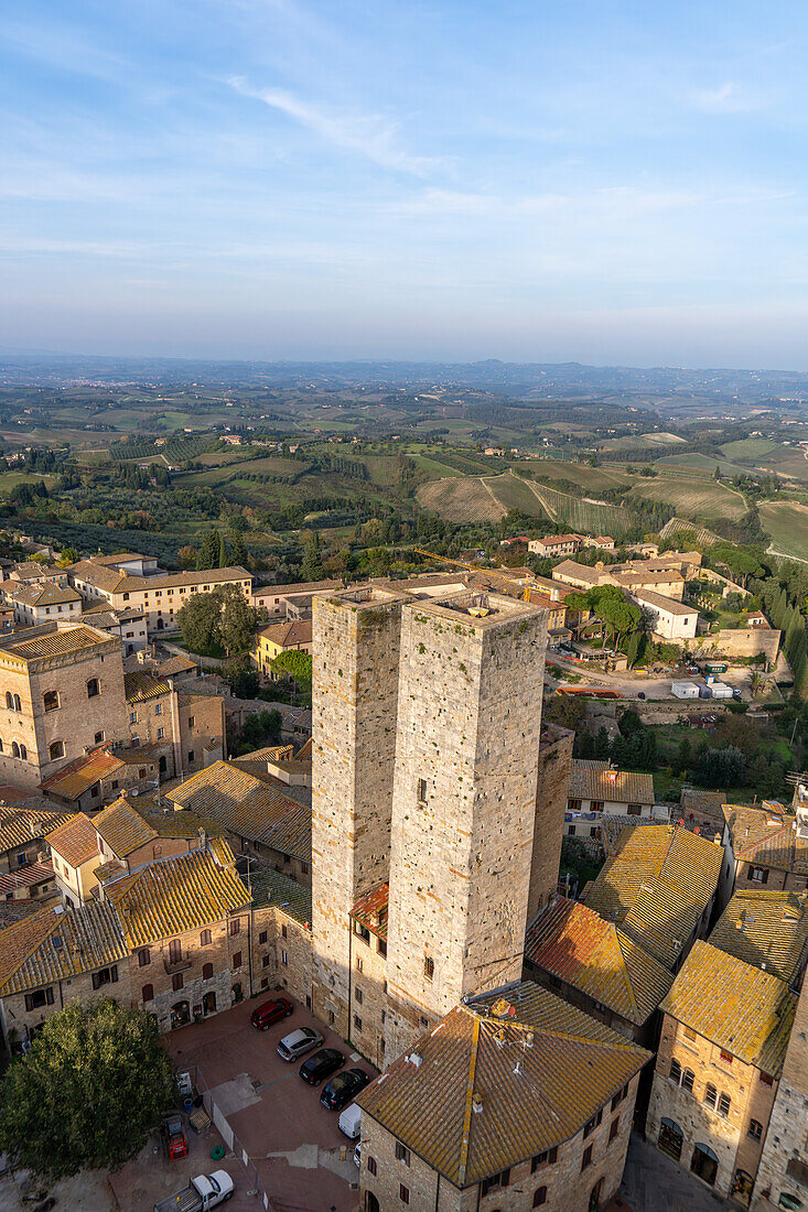 Die Zwillingstürme Torri Salvucci oder Salvucci-Türme in der mittelalterlichen Stadt San Gimignano, Italien. Das untere quadratische Gebäude links ist der Torre Casa Pesciolini oder der Turm des Hauses Pesciolini.