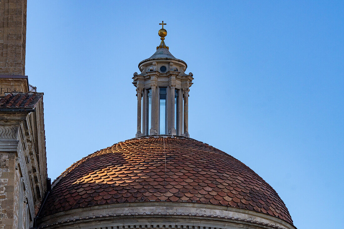 Die Laterne auf der Kuppel der Medici-Kapelle an der Basilica di San Lorenzo in Florenz, Italien.