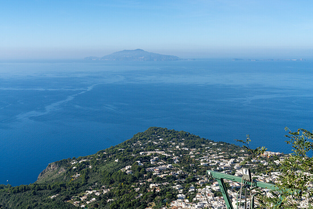 Die Insel Ischia in der Bucht von Neapel, Italien, mit Anacapri auf der Insel Capri im Vordergund.