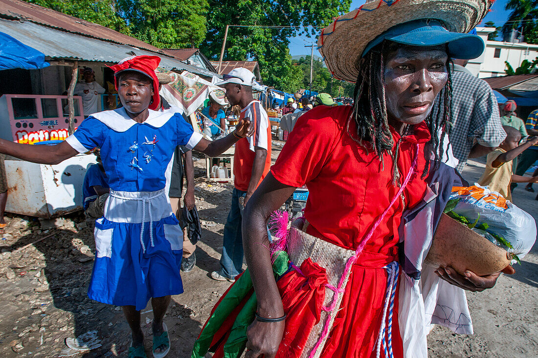 Haiti Voodoo Festival in Saut d'Eau, in Saut d'Eau, Ville Bonheur, Haiti. Tausende von Vodou- und katholischen Anhängern versammelten sich unter dem Wasserfall von Saut d'Eau in Haiti. Die Wallfahrt, die sowohl von Voodou-Anhängern als auch von Katholiken unternommen wird, hat ihren Ursprung in der Sichtung des Bildes der Jungfrau Maria auf einem Palmblatt in der Nähe des Wasserfalls vor einem halben Jahrhundert. Der Katholizismus und die Voodou-Praktiken sind in ihrer haitianischen Form für immer miteinander verwoben. Das Erscheinen eines Regenbogens unter den Wasserfällen soll bedeuten, dass