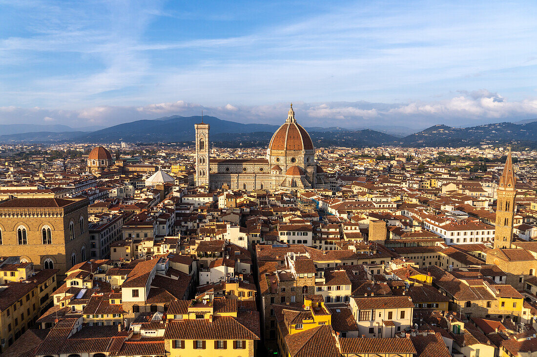 Blick auf den Dom oder die Kathedrale Santa Maria del Fiore vom Turm des Palazzo Vecchio in Florenz, Italien. Rechts ist der Turm der Badia Fiorentina zu sehen.