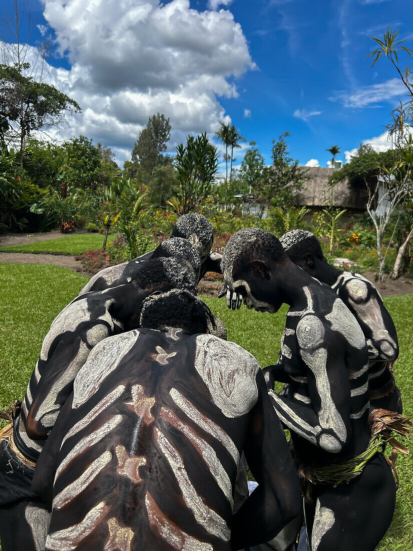 Das Skelett Männer vom Stamm der Omo Bugamo in Papua-Neuguinea bemalen ihre Körper mit schwarzer und weißer Farbe, die das menschliche Skelett nachahmt, Provinz Chimbu, Papua-Neuguinea