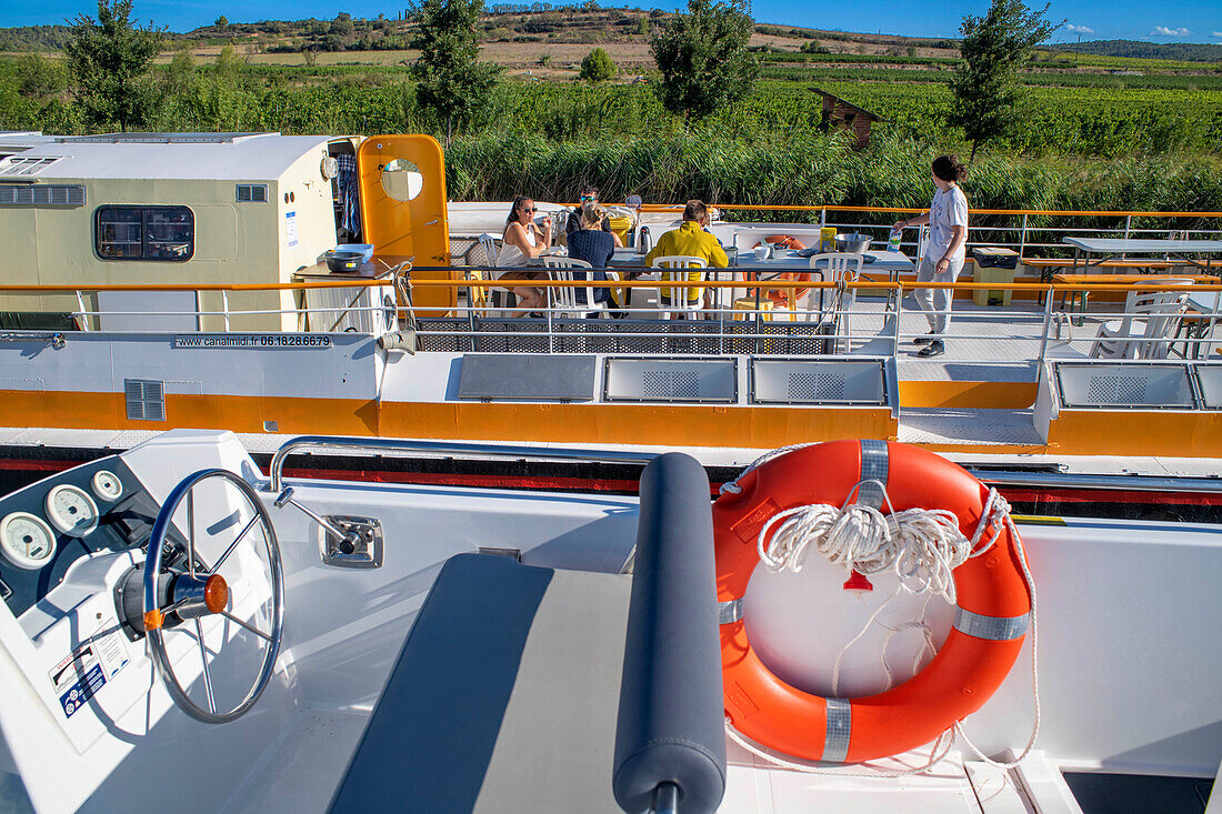 Überquerende Boote bei Écluse d'Argens argens look. Canal du Midi im Dorf Argens-Minervois Aude Südfrankreich Südliche Wasserstraße Wasserstraßen Urlauber stehen Schlange für eine Bootsfahrt auf dem Fluss, Frankreich, Europa