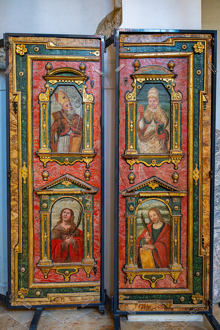 Polychrome und hölzerne Schranktüren aus dem 17. Jahrhundert im Diözesanmuseum von Amalfi, Italien. Das Museum ist in der Kruzifix-Basilika untergebracht, die an den Dom von Amalfi angrenzt.