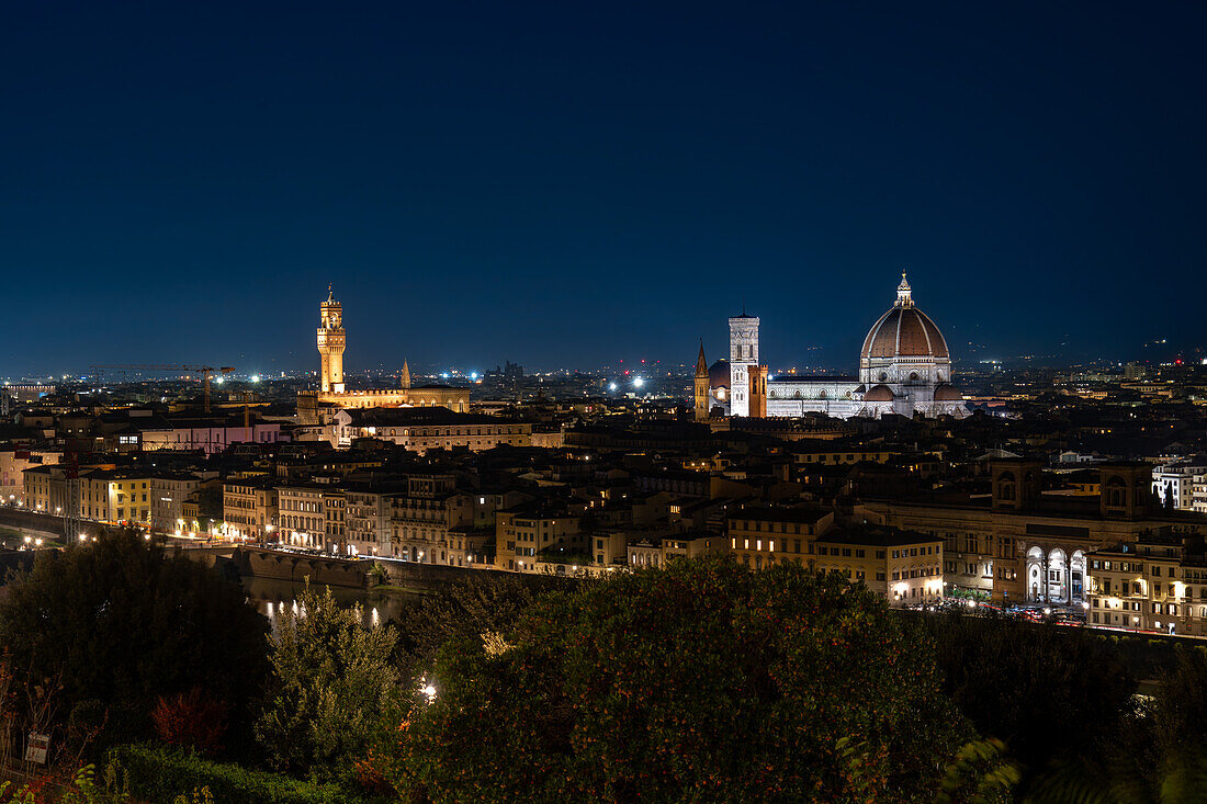 Der Palazzo Vecchio und der Dom bei Nacht vom Piazzale Michelangelo aus gesehen, Florenz, Italien.