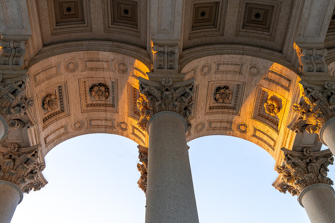 Detail unter den Bögen der Loggia vor der Basilika St. Paul vor den Mauern, Rom, Italien.