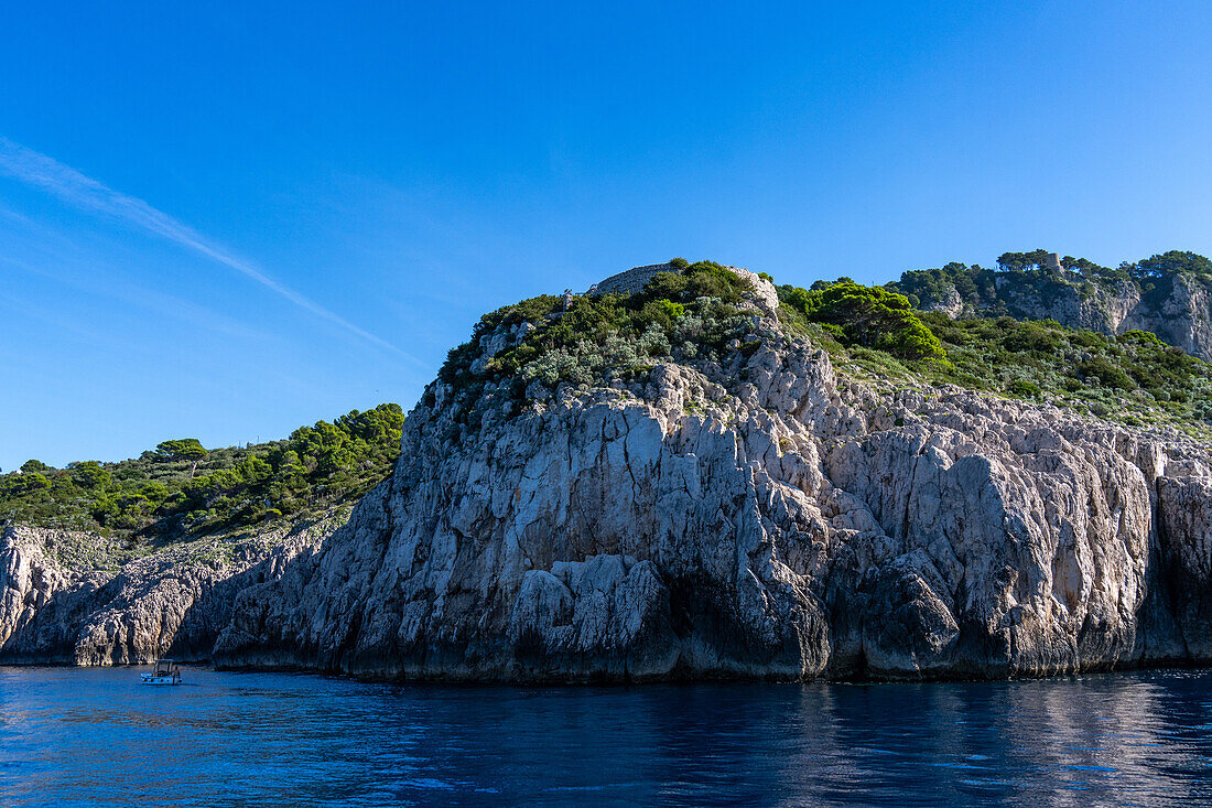 Punto Pino und das Kastell Pino an der Westküste der Insel Capri, Italien. Türme und Festungen wurden ab dem 9. Jahrhundert gebaut, um die Insel vor Überfällen sarazenischer Piraten zu schützen.